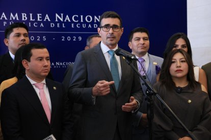 El asambleísta Andrés Guschmer y asambleístas de ADN.