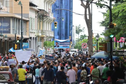La Policía y las Fuerzas Armadas resguardaron el ingreso a la Fiscalía durante el plantón.