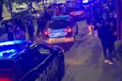 Policías y familiares se concentraron frente a una comisaría de Rosario para exigir mejoras salariales y laborales