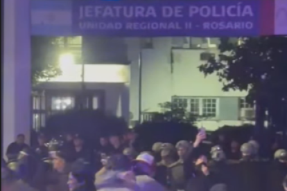 Familiares de policías acompañaron la protesta en Rosario y exigieron mejores condiciones laborales para los uniformados