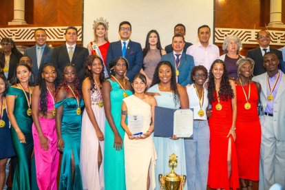 Juleisy rodeada de todos los deportistas que fueron reconocidos en la Gala.