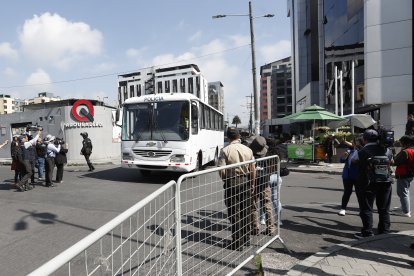 Los sospechosos fueron llevados vía aérea a Quito, desde Guayaquil, luego en bus al Complejo Judicial.