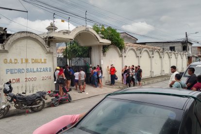 Familiares y amigos llegaron a la morgue de Daule para conocer las últimas noticias del fallecido.