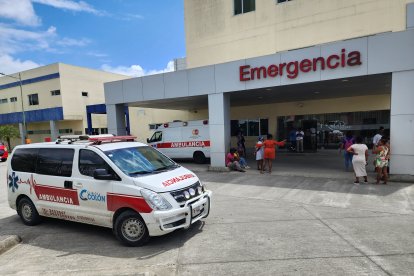 Exteriores del área de emergencia del hospital Delfina Torres de Concha, donde familiares se concentraron en busca de información tras los hechos violentos ocurridos este 10 de febrero.