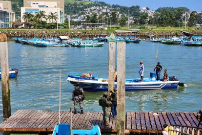 Operativo policial en el Puerto Pesquero Artesanal de Esmeraldas, tras el hallazgo del cuerpo de César Villa, hecho que generó alarma en la comunidad.