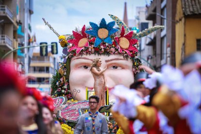La Miss Universo, Fátima Bosh, recorrerá la ciudad en uno de los elegantes carros alegóricos  en el Desfile de la Confraternidad de la FFF de Ambato.
