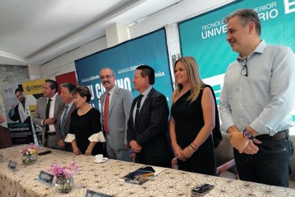Representantes de la empresa privada y de la academia que hacen posible la llegada, por primera vez en la historia de la FFF, de una Miss Universo.