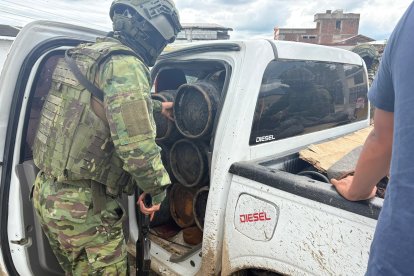 Vehículos, cilindros de gas y combustible fueron abandonados en un paso fronterizo clandestino del cantón Macará, en el límite con el vecino país del Perú.