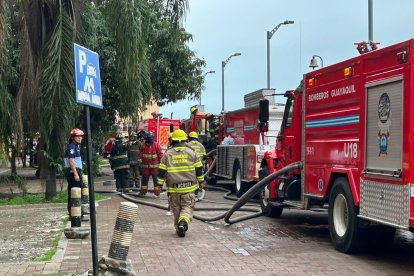 Personal bomberil permanece en la zona atendiendo la alerta.