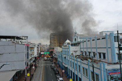 Más de 120 bomberos y 23 unidades atienden el incendio en el centro comercial Multicomercio, en la Bahía de Guayaquil.