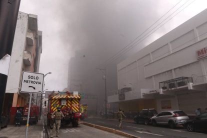 El fuego se reactivó pasado el mediodía tras alcanzar una zona con materiales inflamables almacenados en el interior.
