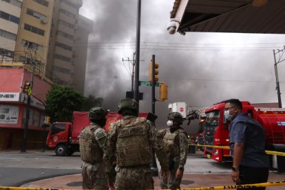 El humo y el fuerte olor a caucho quemado se percibían en al menos cinco cuadras a la redonda.