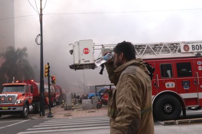 Locales comerciales cerraron sus puertas mientras bomberos, incluso de Samborondón, reforzaban las labores de control.