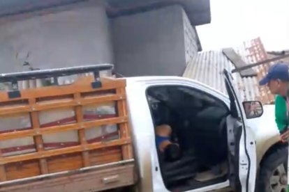 Uno de los cuerpos quedó dentro del vehículo tipo camioneta, cajón de madera