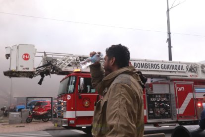 Incendio de inmueble en Guayaquil: bomberos llevan horas combatiendo.