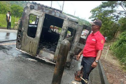 Restos calcinados de la ambulancia del Distrito de Salud de Eloy Alfaro, que se incendió en la vía Borbón–Esmeraldas; los tanques de oxígeno no explotaron.
