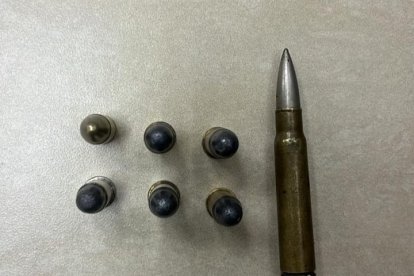 Municiones encontradas en poder de los detenidos.