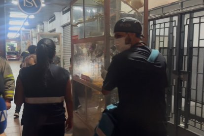 Vecinos evacuaron animales y pertenencias tras el colapso del edificio en el centro de Guayaquil.