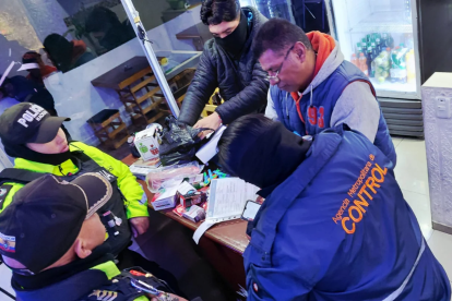 Los agentes de control recabaron más evidencias en el inmueble de Solanda, sur de Quito.