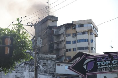El siniestro reportado en el centro de Guayaquil activó protocolos de emergencia inmediata. Equipos de rescate trabajaron durante horas para controlar el fuego.