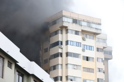La magnitud del incendio en el sector comercial de Guayaquil obligó a la evacuación preventiva de locales aledaños. El Cuerpo de Bomberos priorizó evitar que el fuego se propagara a estructuras contiguas del sector.