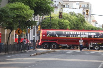 El Cuerpo de Bomberos priorizó evitar que el fuego se propagara a estructuras contiguas del sector.