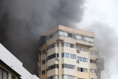 Una extensa columna de humo emanaba de la estructura.