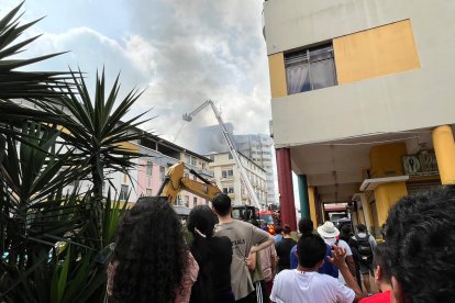 Ciudadanos observaban por varios minutos las llamas del incendio.