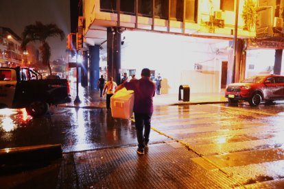 Ciudadano mientras cargaba agua y alimentos para apoyar a los bomberos.