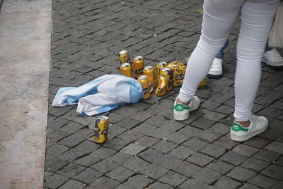 Cervezas en la marcha a favor de Aquiles Álvarez.
