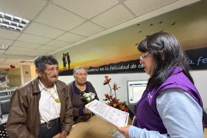 La pareja, de 90 y 92 años, llegó tomada de la mano para formalizar una historia que comenzó en una reunión familiar.