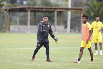 El entrenador venezolano César Farías (i) dirigirá su primer partido amistoso con público en Quito.