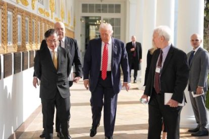 Gustavo Petro y Donald Trump recorriendo el pasillo de los presidentes estadounidenses en la Casa Blanca.
