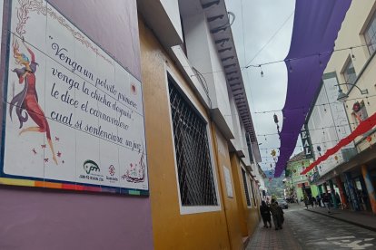 Las calles de Guaranda lucen adornadas con figuras alegóricas y flores, mientras en balcones y paredes se entonan los versos y coplas tradicionales del carnaval.