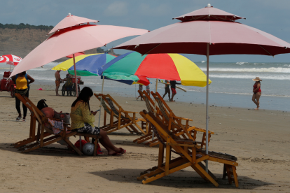 En Carnaval, turistas de todo el Ecuador aprovechan para ir a las playas.