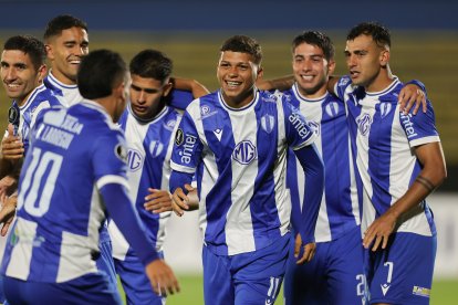 Pablo Lago (c) de Juventud celebra un gol, en un partido de vuelta por la primera fase de la Copa Libertadores entre U. Católica.