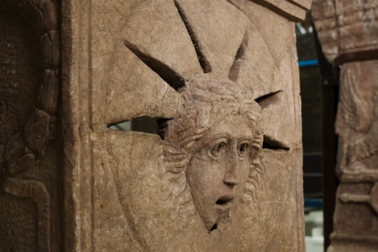 Uno de los altares muestra al dios Sol con una corona que brillaba en la oscuridad