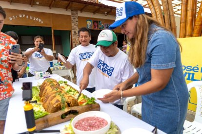 Para atraer más visitantes los comuneros prepararon el corviche gigante, plato típico del lugar