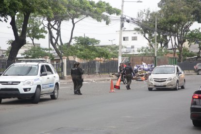 En una vía aledaña al parque donde se registró el hecho violento, gendarmes se alistaban para realizar un operativo con el objetivo de  evitar nuevos crímenes.