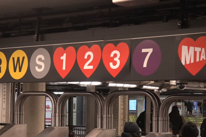 Señaléticas del metro con corazones en lugar de números para celebrar San Valentín, como parte de la campaña especial del MTA en Nueva York