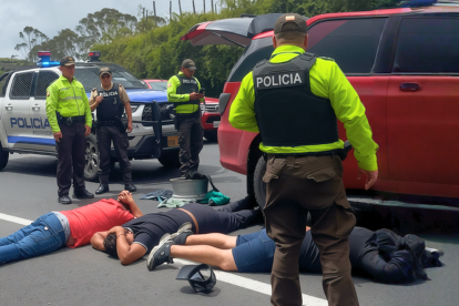 Estos son tres de los sospechosos detenidos en el operativo en Guano, donde hallaron droga.