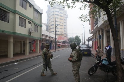 El paso a las cercanías del edificio se ha restringido.