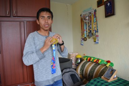 Bryan Rodríguez a sus 16 años ha obtenido doble medalla de oro en el paratletismo, toca el piano y este 2006 se graduará en el bachillerato.