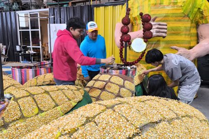 Durante varias semanas se unieron jóvenes y familias enteras para colaborar de manera voluntaria para colocar cada semilla en el diseño de la alegoría.