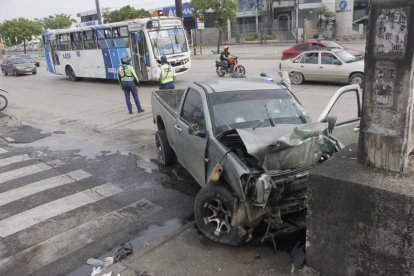 El vehículo se impactó contra un poste de concreto.