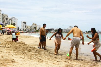 Empezó la diversión carnavalera en las playas de la provincia de Santa Elena en el primer día del largo feriado de Carnaval