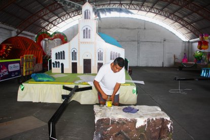 Artesanos dan los últimos retoques a los vehículos alegóricos que desfilarán.