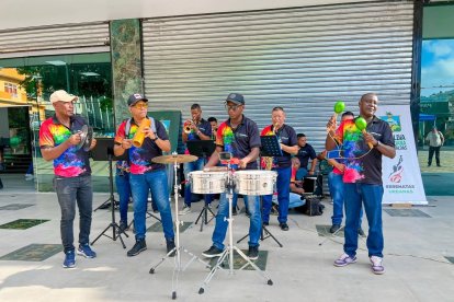 Pequeñas bandas también divierten a los turistas en las calles de Esmeraldas.