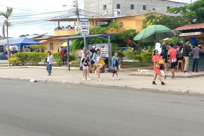 Ante la falta de buses algunas personas tuvieron que caminar.