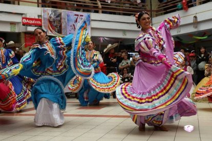 Los grupos de danzas internacionales recorrieron los mercados de la ciudad.